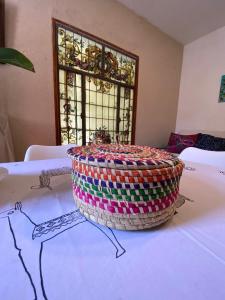 una cesta sobre una mesa en Lunas de Spilimbergo en Córdoba