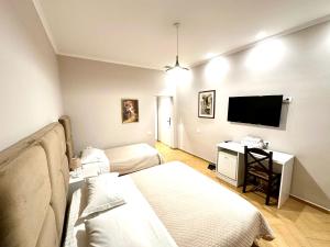 TV a/nebo společenská místnost v ubytování HOTEL NOBEL CENTER
