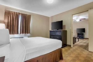um quarto de hotel com uma cama e uma televisão de ecrã plano em Extended Stay America Suites - Lexington - Tates Creek em Lexington