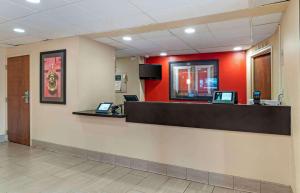 eine Lobby eines Krankenhauses mit einer Rezeption in der Unterkunft Extended Stay America Select Suites - Detroit - Novi - Haggerty Road in Northville