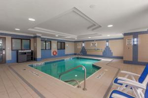 een groot zwembad in een gebouw met een zwembad bij Executive Residency by Best Western Toronto-Mississauga in Mississauga