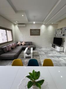 uma sala de estar com um sofá e uma mesa em Antonios luxury apartments em Fez