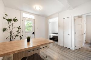 um quarto branco com uma mesa e um quarto em Appartement 1 chambre-1011 em Montreal
