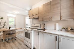 uma cozinha com electrodomésticos brancos e armários de madeira em Appartement 1 chambre-1011 em Montreal