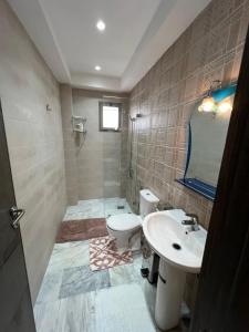 een badkamer met een toilet en een wastafel bij Antonios luxury apartments in Fès