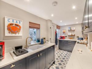 una cucina con lavandino e piano di lavoro di Coral Cottage ad Amble