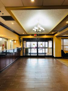 an empty lobby with a waiting room with a chandelier at Vista Suites Pigeon Forge - SureStay Collection by BW in Pigeon Forge