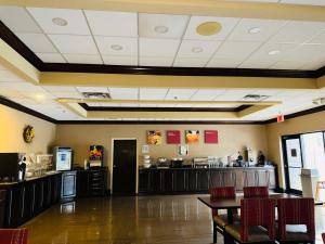 a large room with a restaurant with a counter at Vista Suites Pigeon Forge - SureStay Collection by BW in Pigeon Forge