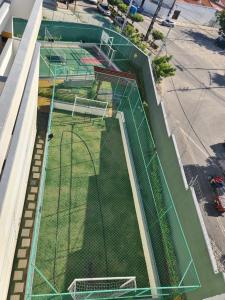 una vista aérea de una pista de tenis en la parte superior de un edificio en Apartamento Praia do Futuro mobiliado, en Fortaleza