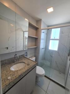 y baño con lavabo, ducha y aseo. en Apartamento Praia do Futuro mobiliado, en Fortaleza