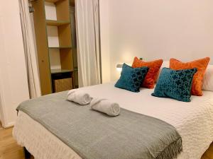 een slaapkamer met een bed met twee handdoeken erop bij Finsbury Park London Apartment - 10 minutes to central London in Londen