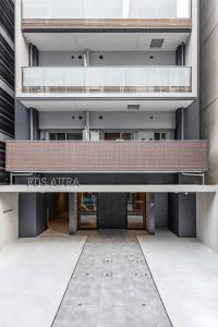 una vista de la entrada al edificio fds africa en FDS AURA, en Osaka