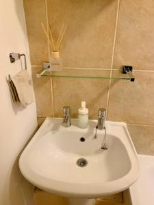 łazienka z białą umywalką i toaletą w obiekcie Finsbury Park London Apartment - 10 minutes to central London w Londynie