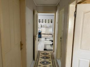 a hallway with a door and a rug on the floor at Kuzey’s home in Karataş