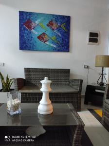 ein Wohnzimmer mit einem Sofa und einem Tisch mit Schach in der Unterkunft La Silvita - Casa de playa in Los Órganos