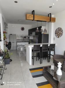 cocina y sala de estar con mesa y sillas en La Silvita - Casa de playa, en Los Órganos