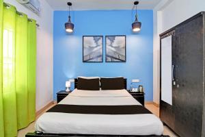 1 dormitorio con 1 cama con paredes azules y verdes en Hotel O MOHAPATRA GUEST HOUSE, en Khandagiri 123 fotos más