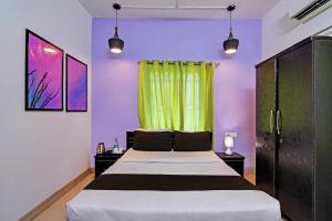 Un dormitorio con una cama y una cortina verde. en Hotel O MOHAPATRA GUEST HOUSE, en Khandagiri