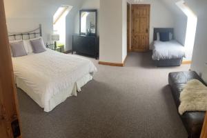 ein Schlafzimmer mit einem großen Bett und einem Sofa in der Unterkunft Mountain View House in Killarney