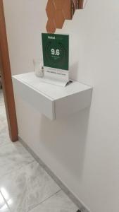 un libro seduto sopra un bancone bianco di Etna Holiday Apartment - Casa Vacanze a Fiumefreddo di Sicilia Altre 6 foto