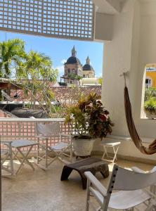 a patio with chairs and a table and a building at Bello apartamento corazón de Cartagena colonial in Cartagena de Indias