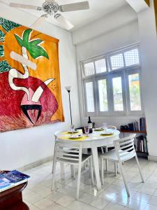 jadalnia ze stołem i obrazem na ścianie w obiekcie Bello apartamento corazón de Cartagena colonial w mieście Cartagena de Indias