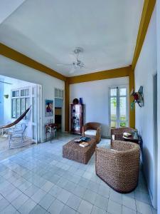 a living room with wicker chairs and a table at Bello apartamento corazón de Cartagena colonial in Cartagena de Indias