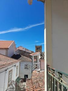 - une vue sur les toits depuis le balcon d'un bâtiment dans l'établissement Ninho do Corvo, à Torre de Moncorvo