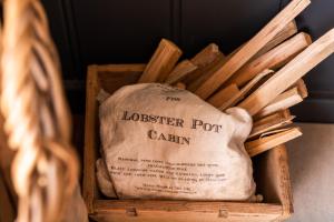 una caja de madera con una almohada y algunos palos en Lobster Pot Cabin en Coles Bay
