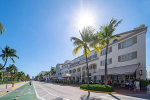 uma rua em frente a um edifício com palmeiras em Balcony Chic Apt, w/2 Queenbeds, on Ocean Dr Beach em Miami Beach