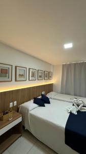 duas camas num quarto de hotel com duas camas sidx sidx em Apartamento Doce Lar Resort Treebies Subauma em Subaúma