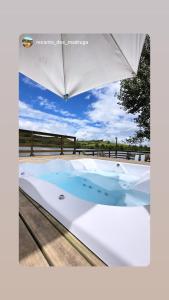 Bazén v ubytování Casa na represa Salto caveiras Lages nebo v jeho okolí