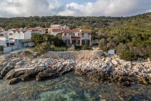 widok z powietrza na dom obok zbiornika wodnego w obiekcie Apartments by the sea Milna, Vis - 8946 w mieście Rukavac