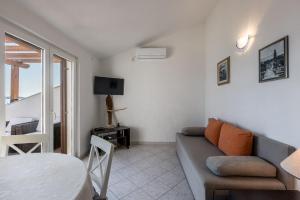 salon z kanapą i stołem w obiekcie Apartments by the sea Milna, Vis - 8946 w mieście Rukavac
