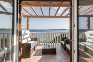 Balkon lub taras w obiekcie Apartments by the sea Milna, Vis - 8946