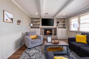 a living room with a couch and a fireplace at The Country Escape in Canyon