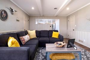 The Country Escape في كانيون: غرفة معيشة مع أريكة زرقاء ووسائد صفراء