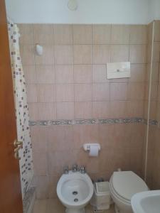 Baño pequeño con aseo y lavamanos en Hotel Boiano en Villa Gesell