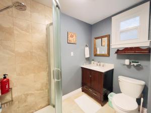 y baño con aseo, lavabo y ducha. en 2# Suite, en Niagara on the Lake