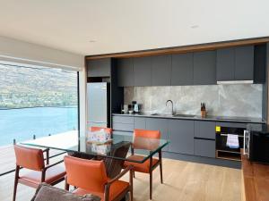 Kuchyň nebo kuchyňský kout v ubytování Stunning Lakeview Holiday House Queenstown