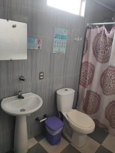 uma casa de banho com um WC e um lavatório em Jackson House Inn em San Andrés