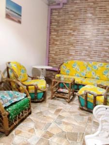 sala de estar con 2 sillas y mesa en Juquehy casa para 6 pessoas com churrasqueira en São Sebastião