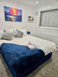 Säng eller sängar i ett rum på Cosy 3 bedroom Near Heathrow - 6 beds, sleeps 7, FREE PARKING