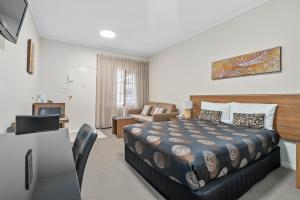 谢珀顿Sherbourne Terrace Hotel的一间带床和客厅的酒店房间