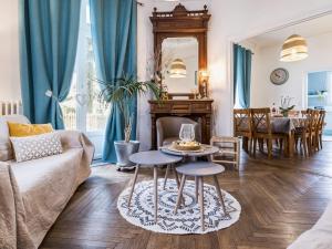ein Wohnzimmer mit einem Sofa und einem Tisch in der Unterkunft Gîte Bouvron, 6 pièces, 11 personnes - FR-1-306-838 in Bouvron