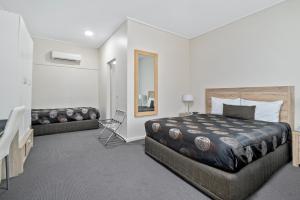 Sherbourne Terrace Hotel客房内的一张或多张床位