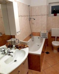 bagno con lavandino, vasca e servizi igienici di Apartments by the sea Duce, Omis - 21876 a Omiš (Almissa)
