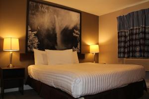 Super 8 by Wyndham Kamloops On The Hill客房内的一张或多张床位