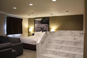 Super 8 by Wyndham Kamloops On The Hill客房内的一张或多张床位