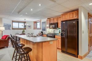 Dapur atau dapur kecil di Jay Peak Resort Vacation Rental Ski-InandSki-Out!